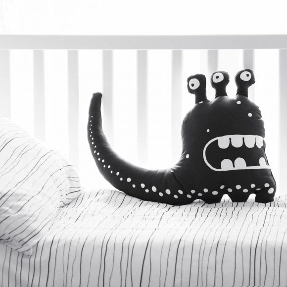 Ooh Noo – Sierkussen – Three-eyed Monster – Zwart