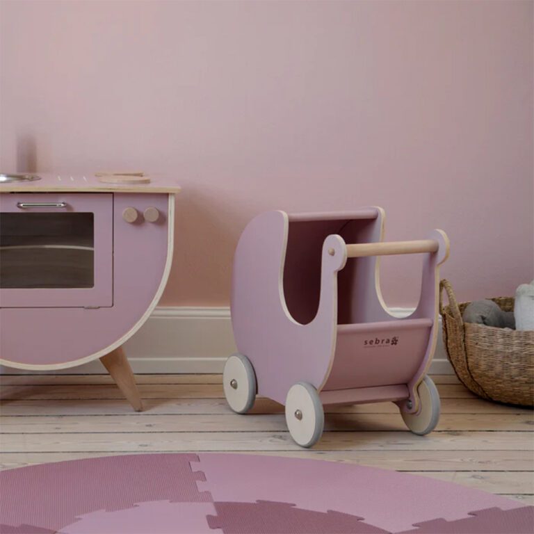 Sebra poppenwagen van hout wit in kinderkamer