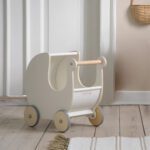 Sebra poppenwagen van hout wit in kinderkamer