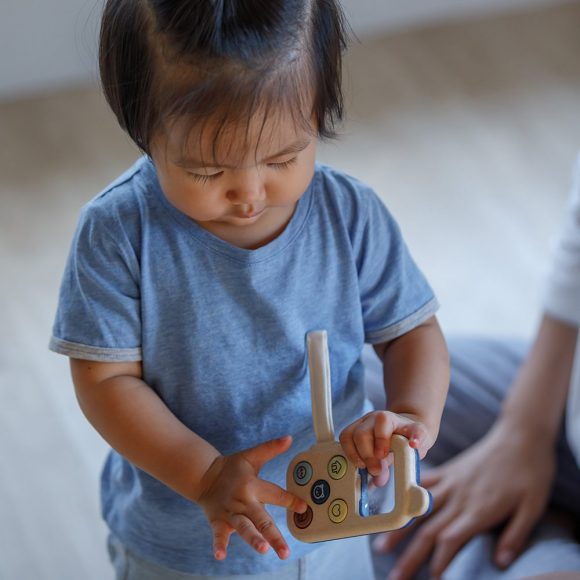 Plan Toys – Mijn Eerste Speelgoed Telefoon van Hout – Orchard Collectie