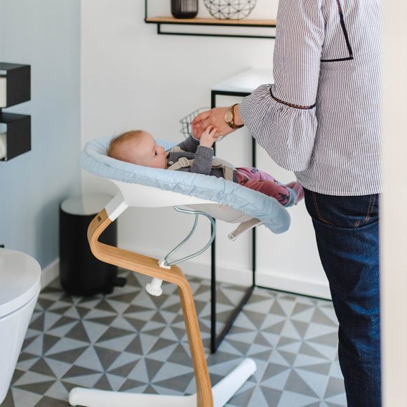 Nomi – Kinderstoel – Baby Matras – Pale Blue/Donkergrijs