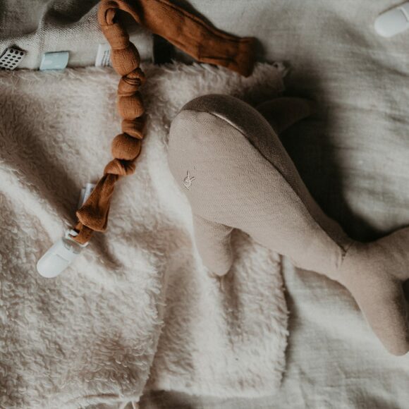 Snoozebaby Amsterdam – Knuffel Wally Whale – Desert Sand