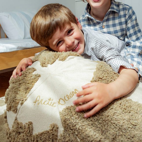 Lorena Canals – Poef – RugCycled World Map – Ø 45 x 50 cm