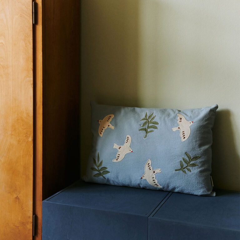 Dear April sierkussen vogels blauw