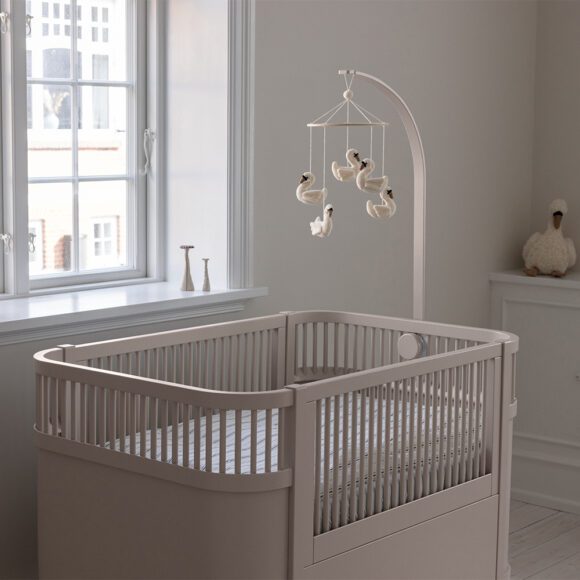 Sebra – Bedhemel- en Mobielhouder van Hout – Birchbark Rose