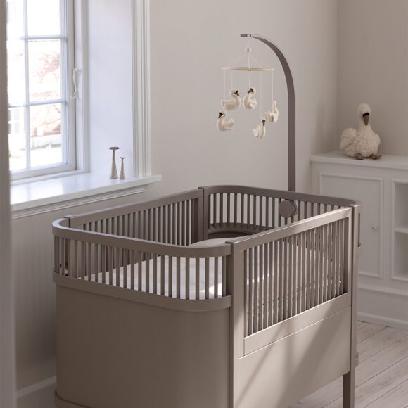 Sebra – Bedhemel- en Mobielhouder van Hout – Jetty Beige