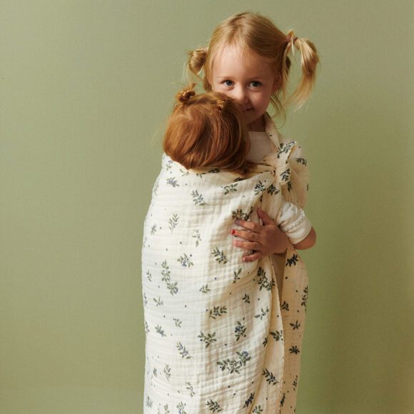 Dear April – Murray Wikkeldoek – 120 x 120 cm – Blueberries