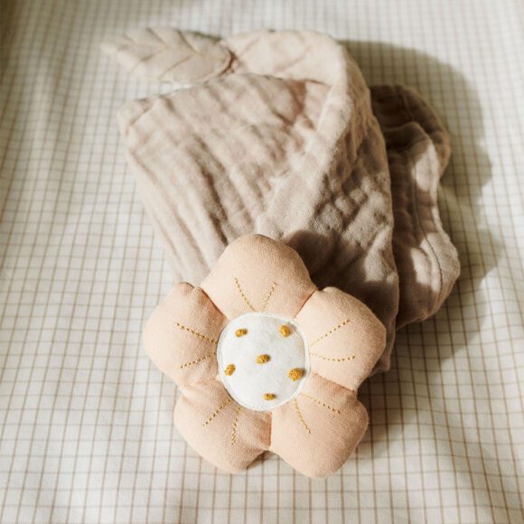 Dear April – Fleur Knuffeldoekje – Little Mouse