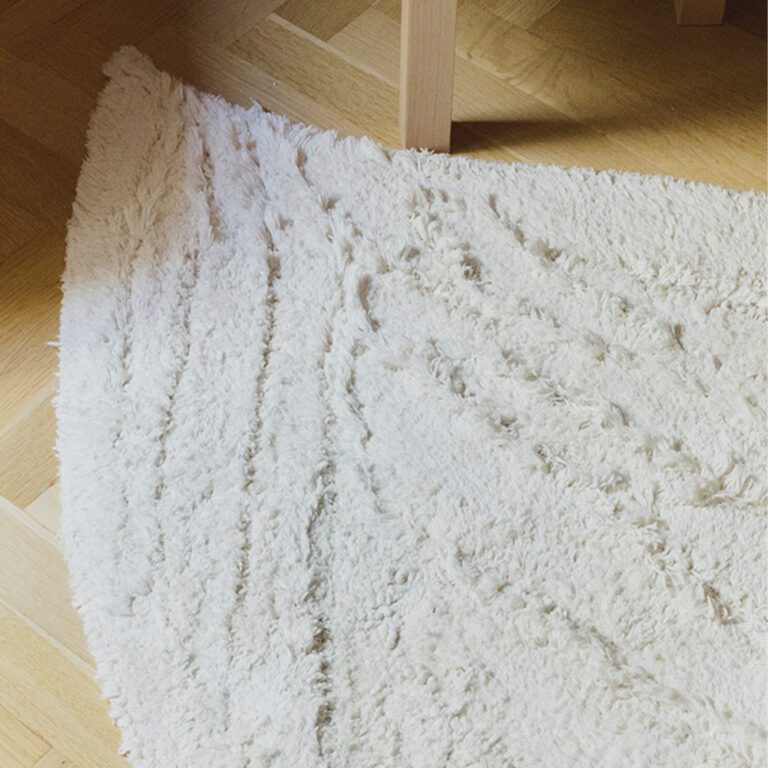 Lorena Canals wasbaar kindervloekleed zwaan van katoen close up in kamer