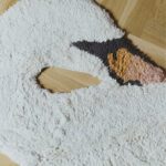 Lorena Canals wasbaar kindervloekleed zwaan van katoen close up hals in kamer