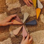 Ferm Living petal speelblokken Montessori gekleurd waarmee kinderen aan het spelen zijn