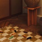 Ferm Living bloembladjes speelblokkFerm Living petal speelblokken Montessori van gekleurd hout, shot van de blokken los op de grond
