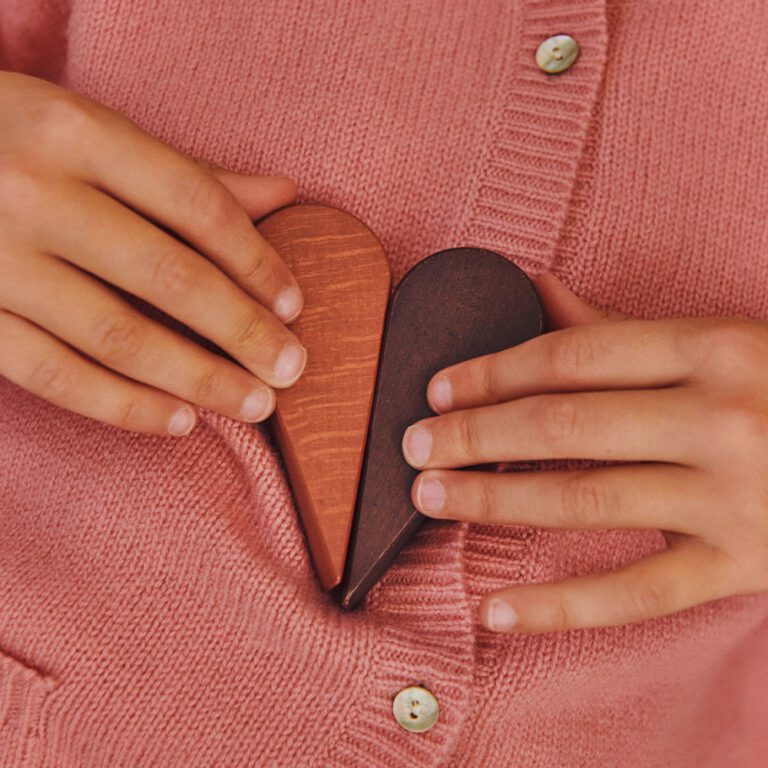 Ferm Living bloembladjes speelblokkFerm Living petal speelblokken Montessori van gekleurd hout hartje