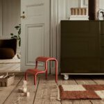 Ferm Living opstapje rood gestyled in de woonkamer
