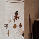 Ferm Living babymobiel met gekleurde vogels styling in de babykamer