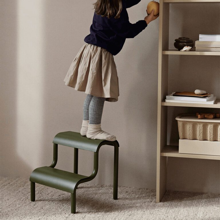 Ferm Living kinder opstapje groen gestyled met kind