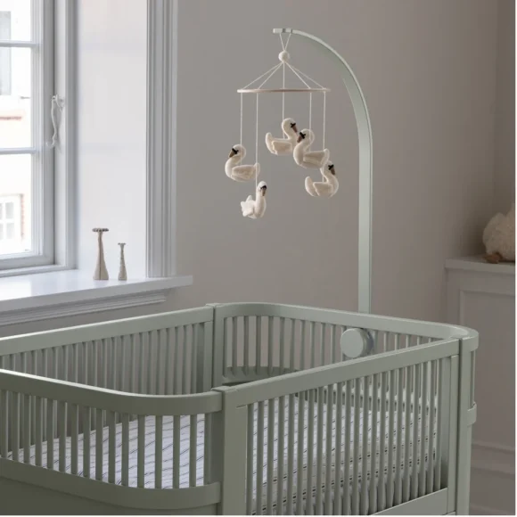Sebra – Bedhemel- en Mobielhouder van Hout – Mist Green