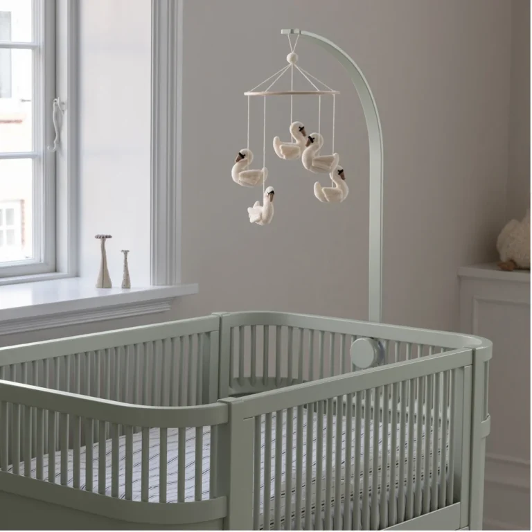 Sebra - Bedhemel- en Mobielhouder van Hout - Mist Green