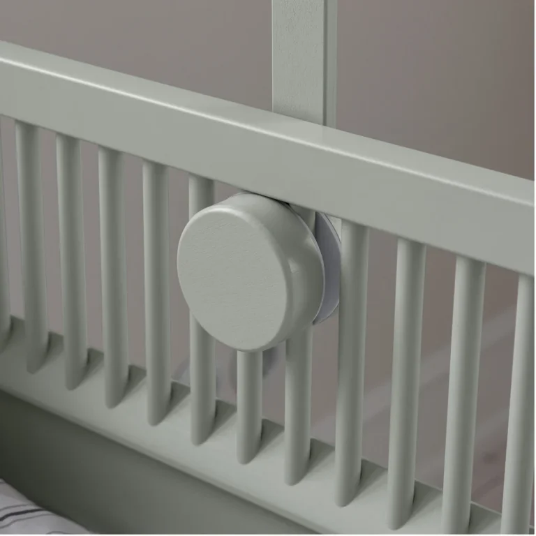 Sebra - Bedhemel- en Mobielhouder van Hout - Mist Green