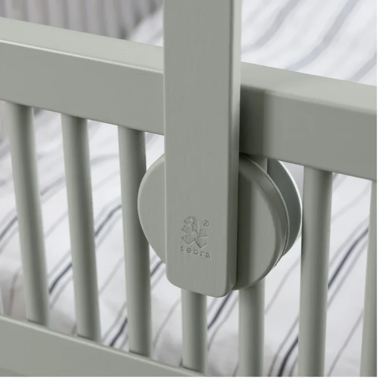 Sebra - Bedhemel- en Mobielhouder van Hout - Mist Green